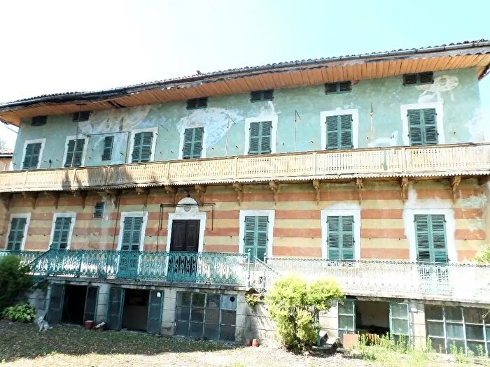 Casa con 10 locali in vendita in Via Roma, Levone