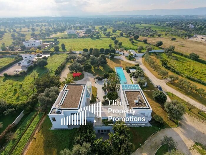 Casa con 15 locali in vendita in Monopoli