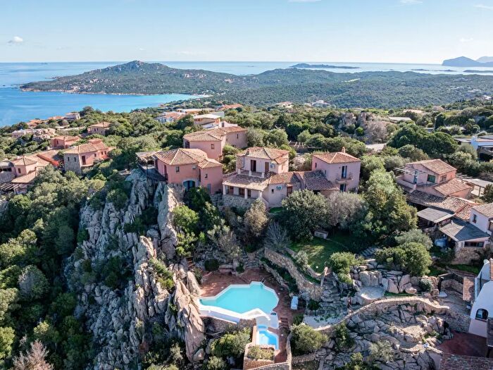 Appartamento con 5 locali in vendita in Arzachena