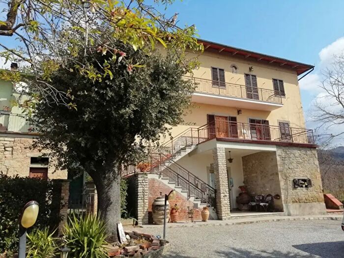 Casa con 7 locali in vendita in Cortona