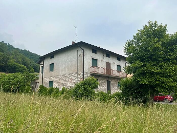 Casa con 10 locali in vendita in Via Vago, Zandobbio