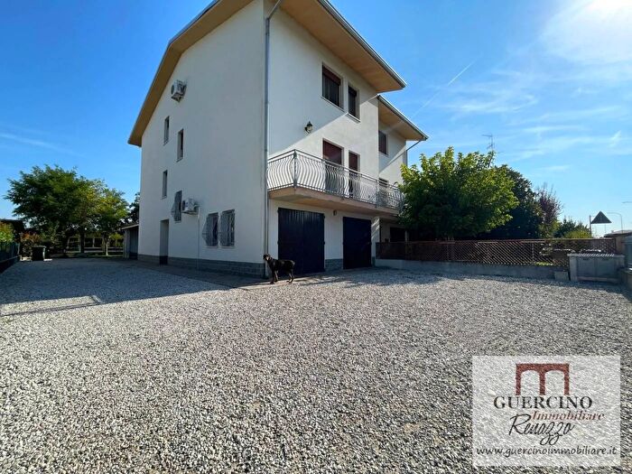 Casa con 9 locali in vendita in Via di Renazzo Cento, Cento