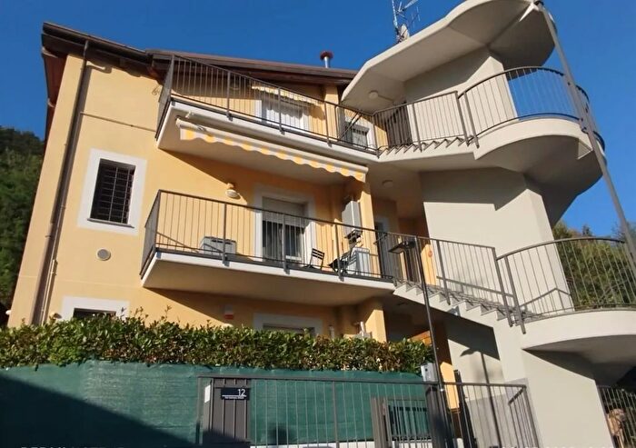 Appartamento trilocale in vendita in Via Favirano, Torre De Busi