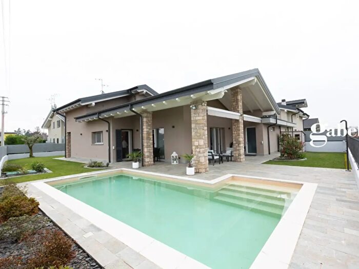 Casa con 5 locali in vendita in Via Cappelletta d, Sulbiate