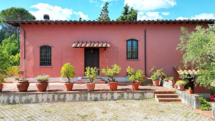 Casa con 8 locali in vendita in Via della Chiesa XXXI, Lucca