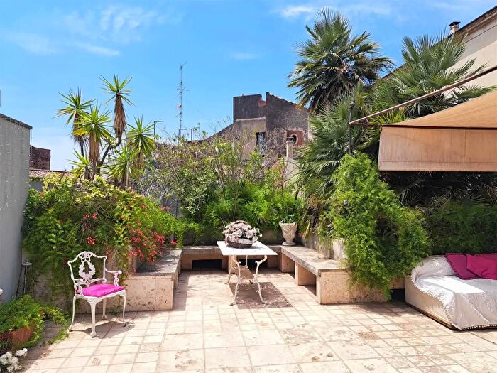 Appartamento con 9 locali in vendita in Catania