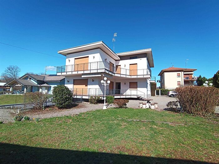 Casa con 10 locali in vendita in Gozzano, Briga Novarese