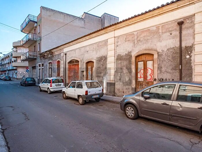 Casa con 10 locali in vendita in Viale Libertà, Paterno'