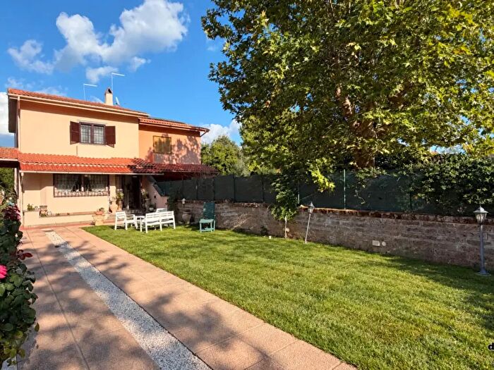 Casa con 7 locali in vendita in Nepi