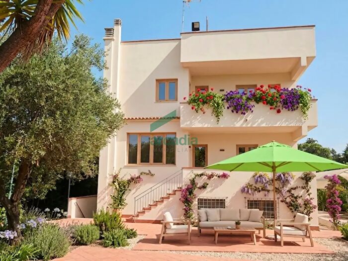 Casa con 18 locali in vendita in Via Nazionale H, Bari