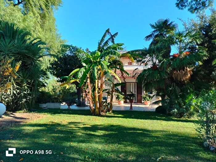 Casa con 6 locali in vendita in Castellaneta