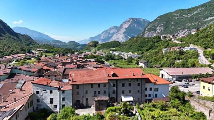 Casa con 6 locali in vendita in Via Dante, Vallelaghi