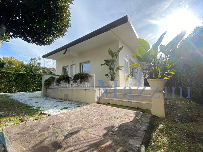 Casa con 10 locali in vendita in Via Viner, Forte Dei Marmi