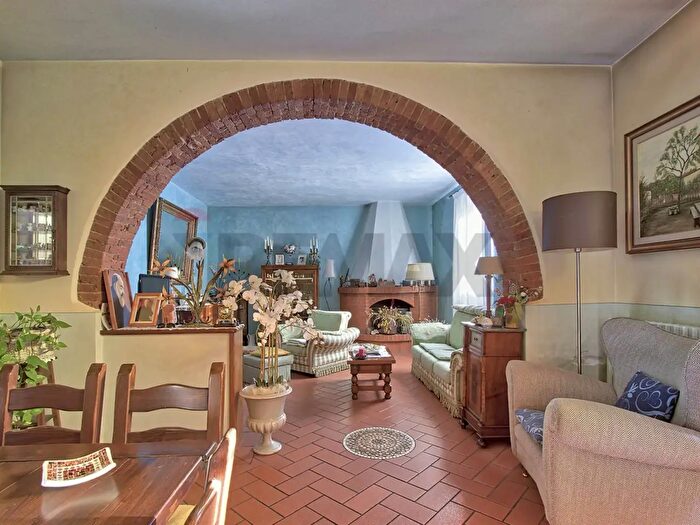 Casa con 11 locali in vendita in Figline e Incisa Valdarno