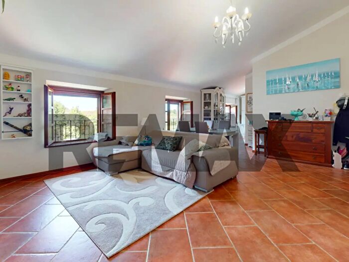 Appartamento con 5 locali in vendita in Via Cavallini, Camaiore