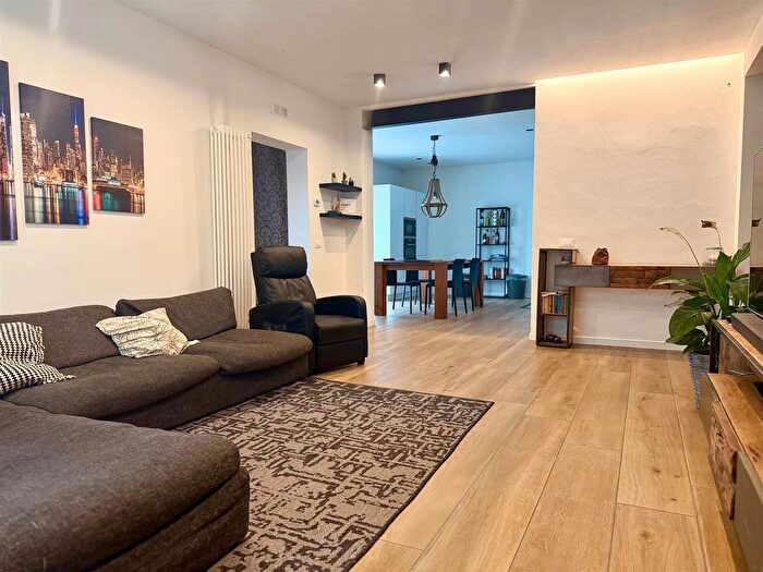 Casa con 6 locali in vendita in Via Porara Mirano, Mirano