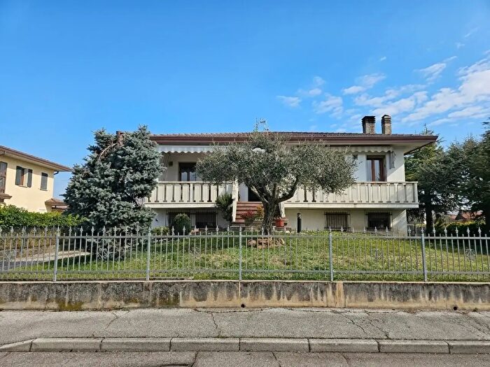 Casa quadrilocale in vendita in Via Bruschetta, Megliadino San Vitale