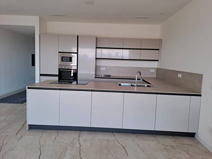 Appartamento quadrilocale in affitto in Via Generale Antonio Cantore, Buguggiate