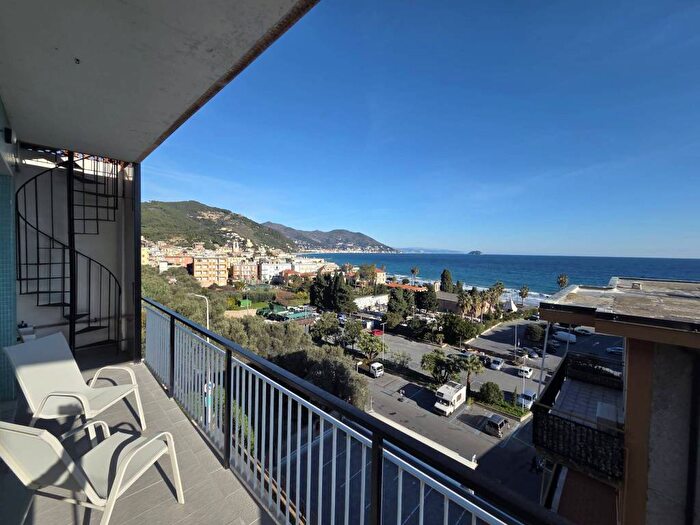 Appartamento trilocale in affitto in Via dei Glicini, Laigueglia