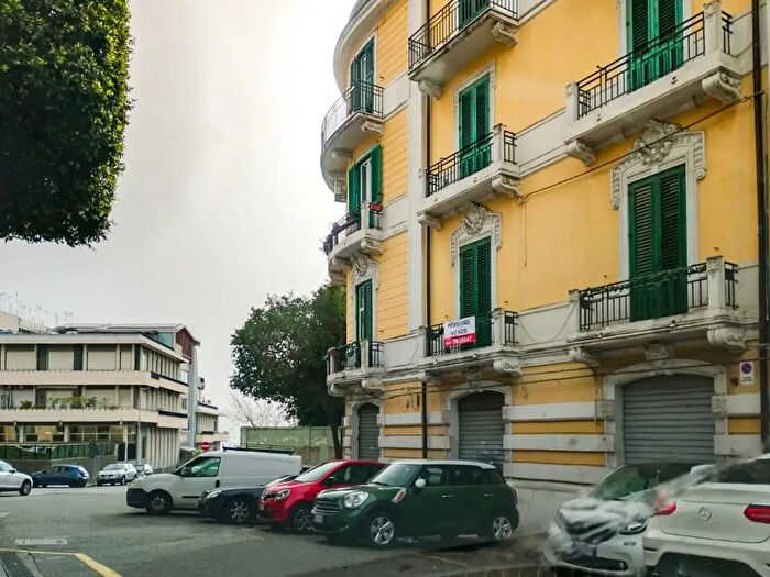 Appartamento con 6 locali in vendita in Via Largo Giuseppe Bozzi, Messina