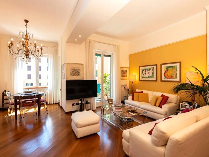 Appartamento con 6 locali in vendita in Via Vassallo, Genova