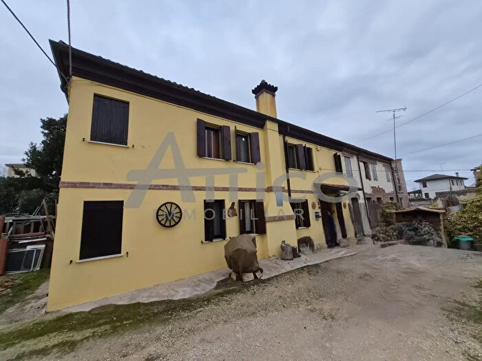 Casa con 7 locali in vendita in Via DX Canalbianco Roi, Rovigo