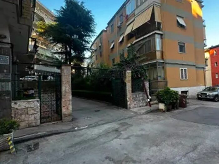 Appartamento trilocale in vendita in Via Pietro Castellino, Napoli