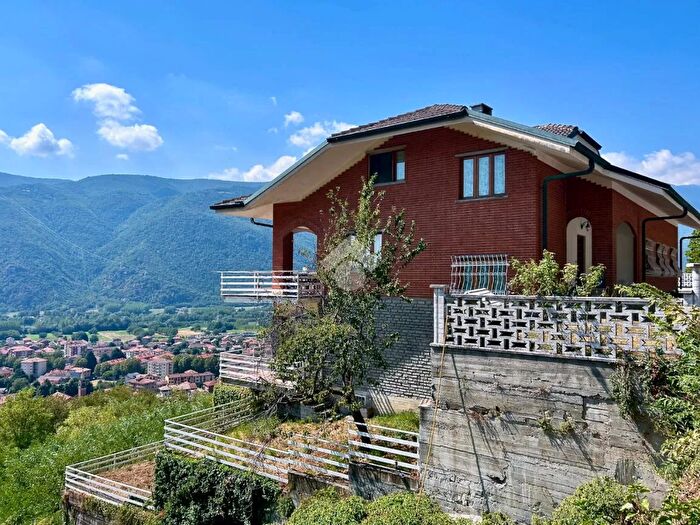 Casa con 11 locali in vendita in Via General Armando Pezzana, Condove