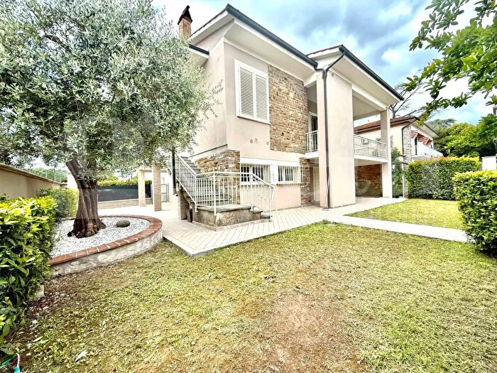 Casa con 6 locali in vendita in Fucecchio