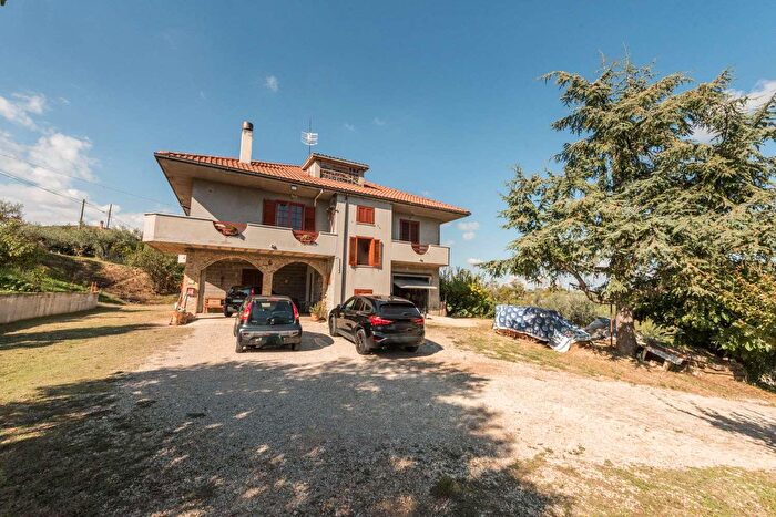 Casa con 9 locali in vendita in Via delle Vigne, Collecorvino