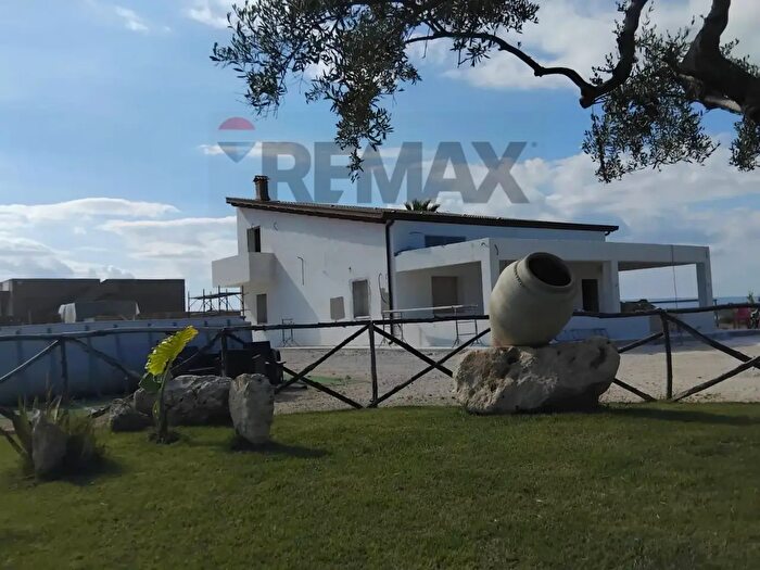 Casa con 7 locali in vendita in Via dello Stadio Snc, Pachino