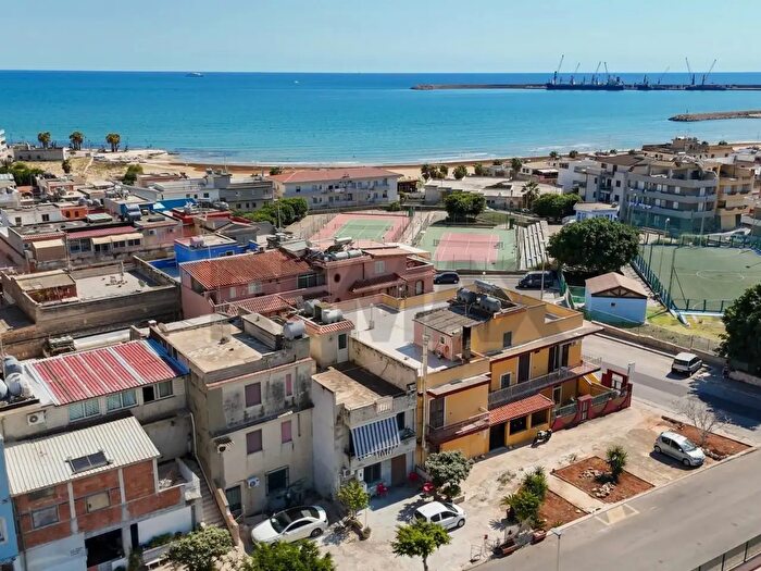 Casa con 6 locali in vendita in Via Follerau Snc, Pozzallo