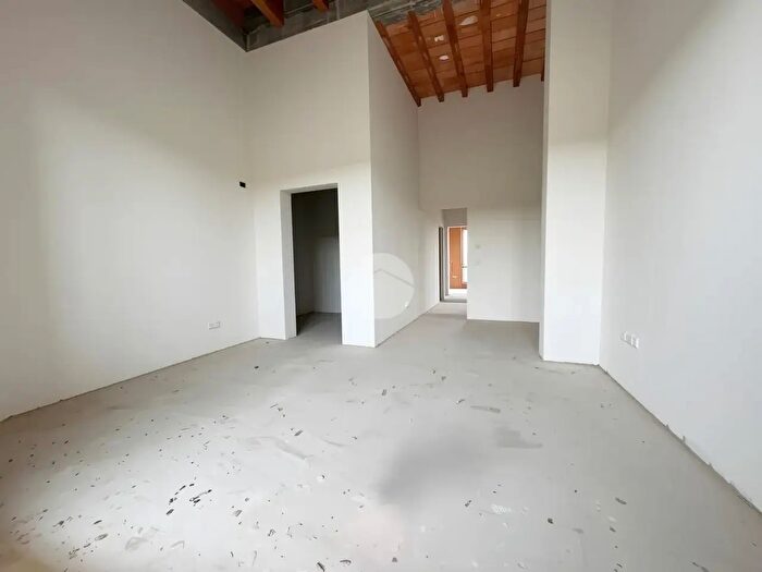 Appartamento trilocale in vendita in Via Bionde, Verona