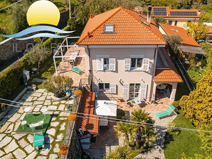 Casa con 8 locali in vendita in Via San Leonardo, Diano Marina