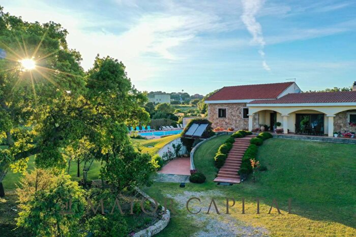 Casa con 8 locali in vendita in Via Taddei, Telti