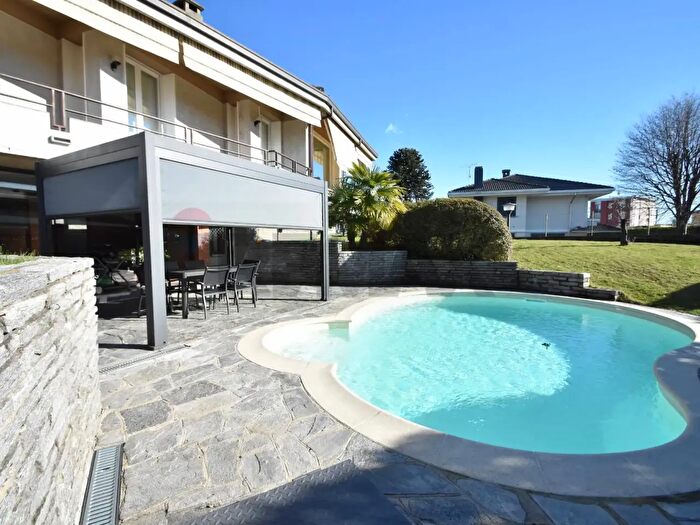 Casa con 14 locali in vendita in Via Cesare Pevase, Varallo Pombia