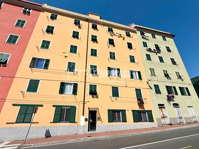 Appartamento trilocale in vendita in Via Borzoli, Genova