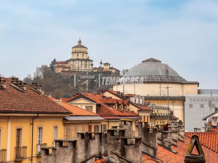 Appartamento con 6 locali in vendita in Via Monferrato, Torino