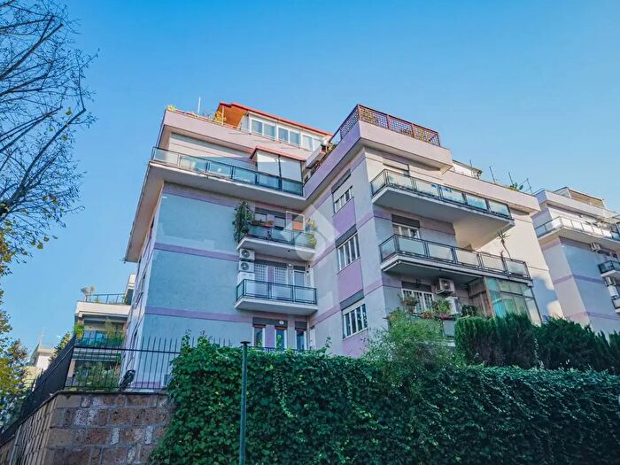 Appartamento trilocale in vendita in Via Canzone del Piave, Roma