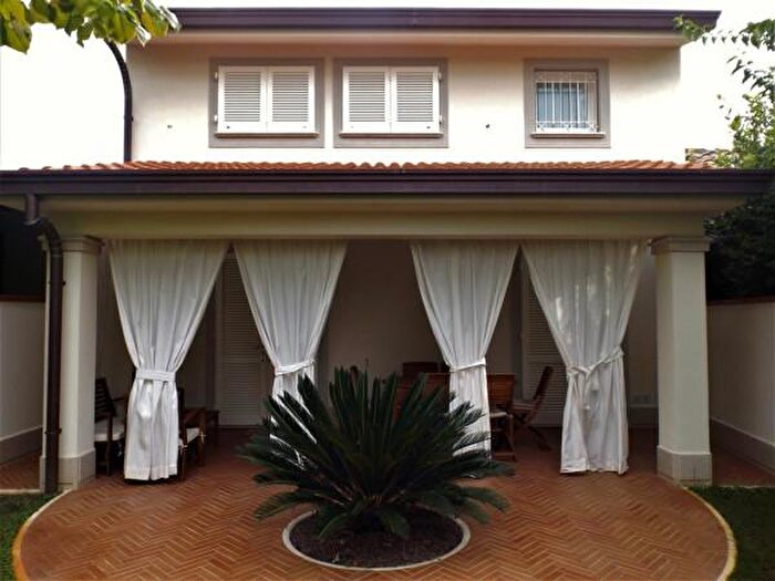 Casa con 6 locali in affitto in Forte Dei Marmi