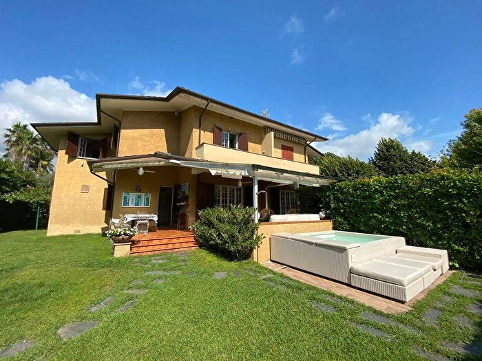 Casa con 6 locali in affitto in Via Settembre, Caranna, Forte dei Marmi