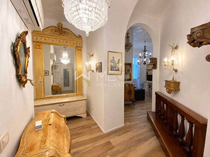 Appartamento trilocale in vendita in Piazza Malvezzi, Centro Storico, Desenzano del Garda