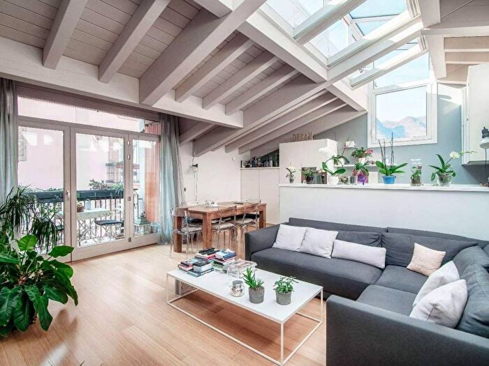 Appartamento trilocale in affitto in Via Jacopo Rezia, Borghi, Como