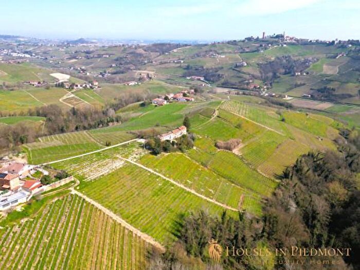 Casa con 6 locali in vendita in Castiglione Tinella