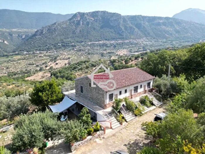 Casa con 6 locali in vendita in Via Macchie, Giungano