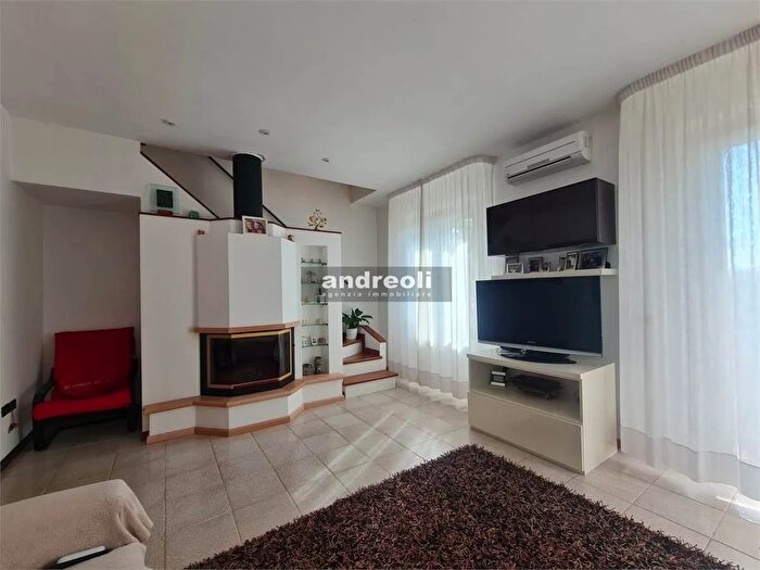 Appartamento con 6 locali in vendita in Jesi