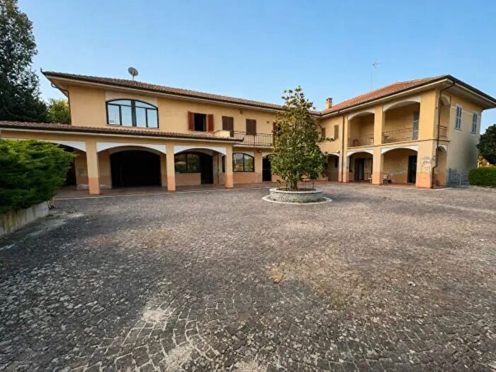 Casa con 6 locali in vendita in Frazione Serravalle, Asti