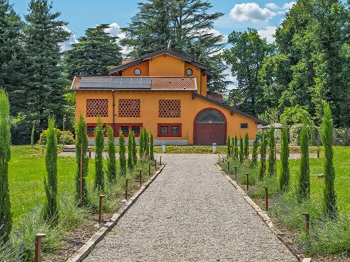 Casa con 20 locali in vendita in Via Monte Berico, Samarate