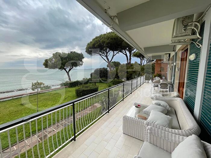 Appartamento con 6 locali in vendita in Via Appia Lato Napoli, Formia