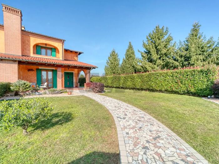 Casa con 13 locali in vendita in Tezze Sul Brenta